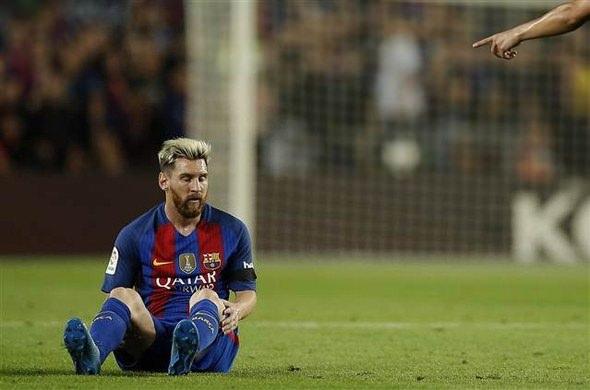 <p>İspanya 1. Futbol Ligi'nde (La Liga) Atletico Madrid ile 1-1 berabere kaldıkları maçta sakatlanan Barcelona'nın Arjantinli yıldızı Lionel Messi, 3 hafta sahalardan uzak kalacak.</p>