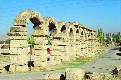 <p>Merkeze 30 kilometre mesafedeki Bor ilçesine bağlı Kemerhisar beldesindeki tarihi Tyana kenti ve buradaki tarihi su kemerleri, İtalyan arkeologlar tarafından gün ışığına çıkarılmaya çalışılıyor. Yine Bor ilçesine bağlı Bahçeli beldesindeki dünyanın ilk olimpik yüzme havuzu, halen ihtişamını korumakta. Kleopatra'nın da burada süt banyosu yaptığı rivayet ediliyor.</p>
<p> </p>