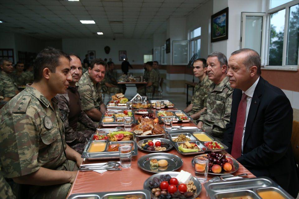 <p>Erdoğan'ın Mardin'deki ziyaretinde objektiflere takılan asker üniformalı ancak rütbesi bulunmayan bir kişi herkesin merak konusu olmuştu.</p>
<p> </p>