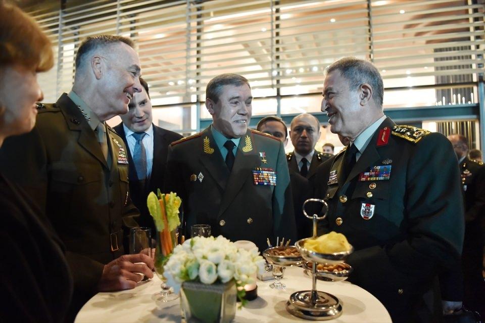 <p>Genelkurmay Başkanı Orgeneral Hulusi Akar ve ABD Genelkurmay Başkanı Orgeneral Joseph Dunford ise otelde konakladı. İkilinin bugün kentten ayrılması beklenirken, Genelkurmay Başkanlığının internet sitesinden toplantıya ilişkin yeni fotoğraflar servis edildi.</p>

<p>​</p>
