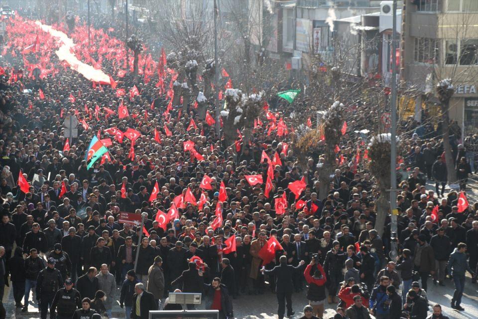 <p>Van'da Cumhuriyet Caddesi üzerinde bir araya gelen binlerce vatandaş, ellerinde Türk bayraklarıyla, "Kahrolsun PKK" sloganları atarak, son günlerde gerçekleştirilen terör saldırılarını kınadı.</p>
<p> </p>
