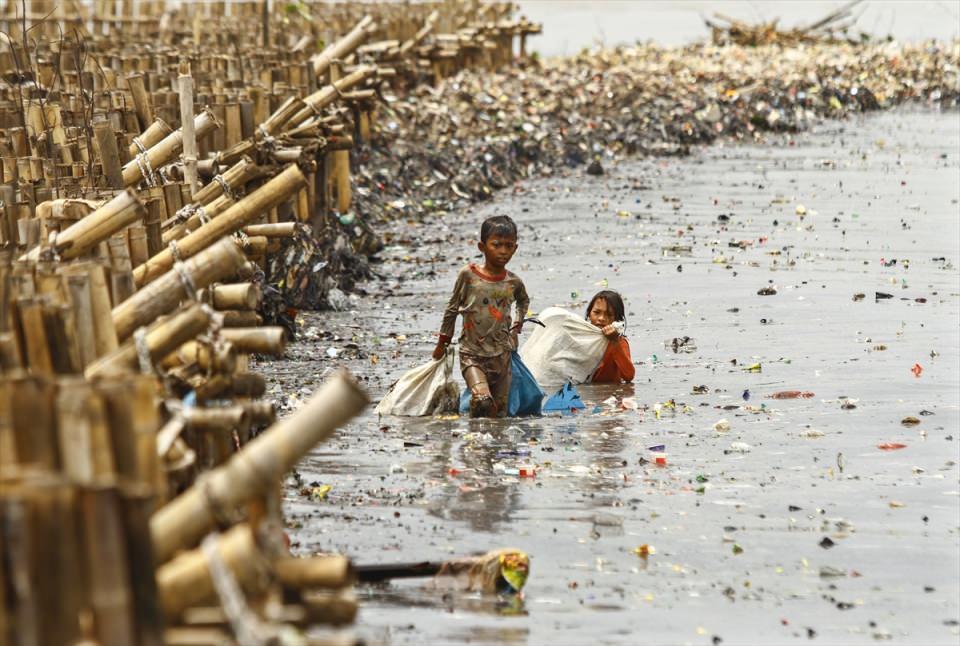 <p>2010 verilerine göre, Denize kıyısı olan 192 ülkeden okyanuslara 8 milyon metrik ton plastik atık giriyor. Endonezya'nın başkenti Jakarta'da denize kıyısı bulunan sahil köyünde, çocuklar dalgaların kıyıya sürüklediği plastik çöp ve atıkları topluyor. </p>
