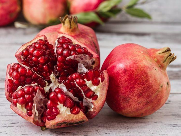 <p>Kurutulmuş ve parçalanmış nar kabuklarını, kahve çekme makinesinde toz haline getirip, bir çay ya da kahve kaşığı tozu salata, peynir gibi gıdalarla da tüketebiliriz."</p>