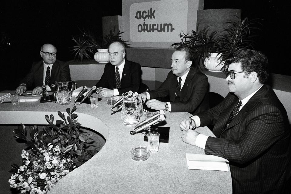 <p>12 Eylül sonrası yapılan ilk genel seçim olan 6 Kasım 1983 seçimleri öncesi, Anavatan Partisi Genel Başkanı Turrgut Özal, Milliyetçi Demokrasi Partisi Genel Başkanı Turgut Sunalp ve Halkçı Parti Genel Başkanı Necdet Calp TRT'de katıldıkları açık oturumda vaatlerini açıkladılar. Eski kontenjan senatörü ve gazeteci Hüsamettin Çelebi'nin yönettiği liderler açıkoturumu, saat 21.10'da başladı.</p>