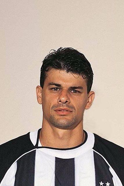 <p>“Kadıköy’ün tılsımına Ronaldo son verdi” 2001 yılında F.Bahçe’nin 24 maç süren iç saha galibiyet serisine Beşiktaş son verirken, Siyah-Beyazlılar'ı galibiyete taşıyan savunmadan gelip attığı 2 golle Ronaldo oluyor.</p>
