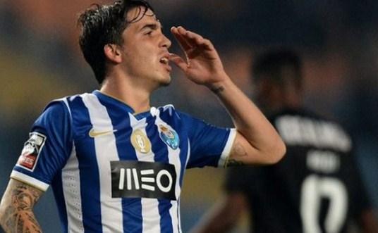<div><strong>Porto, Josue’yi vermeye hazır</strong></div>

<div> </div>

<div>Hakim Ziyech konusunda gelişme yaşanmazken,  Fenerbahçe yönetimi farklı isimlerle temas halinde.</div>

<div> </div>

<div>Adaylardan birinin de bir dönem Bursaspor forması giyen Josue olduğu kaydedildi. 25 yaşındaki oyuncunun bonservisi Porto’da olsa da geçtiğimiz sezon Braga’da kiralık olarak forma giymişti. Porto’nun, Fabiano gibi Josue’yi de Fenerbahçe’ye kiralık olarak göndermeye hazır olduğu belirtildi. Yönetim, diğer adaylarda gelişme olmazsa Portekizli’ye imza attırabilir.</div>
