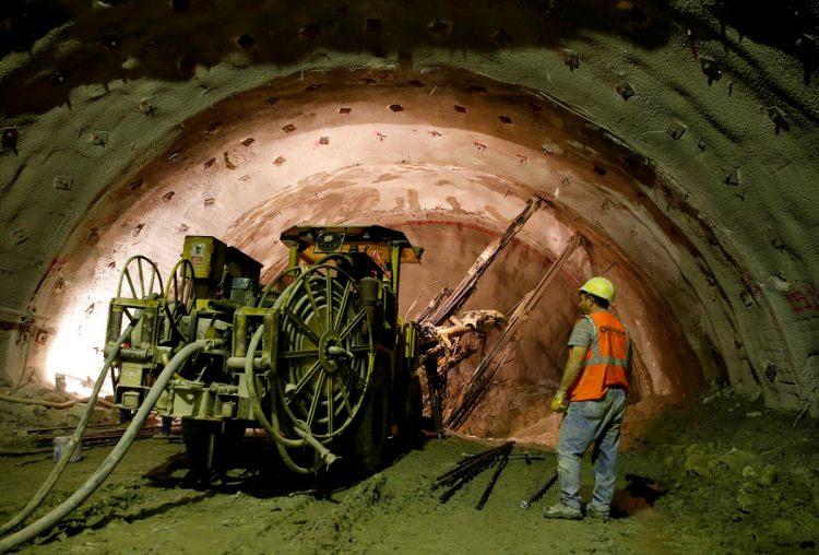 <p>İzmir ile Manisa arasındaki yolculuğu 15 dakikaya indirecek Sabuncubeli Tüneli'nde kazı işleminin yüzde 63'ü tamamlandı. </p>
