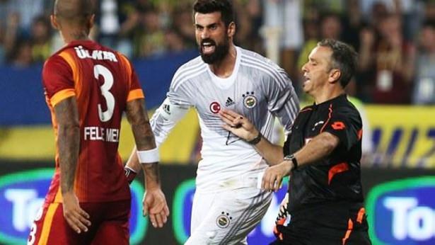 <p>Süper Kupa finalinin ardından kupa zaferini kutlayan Fenerbahçeli oyunculardan Volkan Demirel'in "Belediye gereksiz sokak köpeklerini zehirlesin yoksa bana kalacak bu iş. Ceza alacağım diye korkuyorum" sözleri gündem yarattı.</p>
<p> </p>