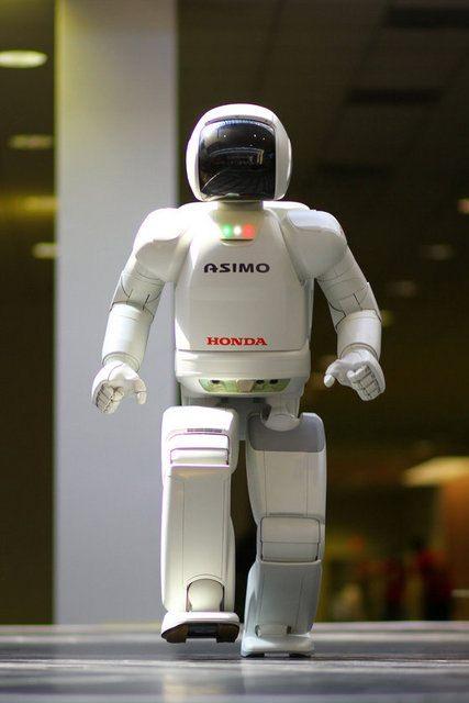 <div>Ülke: Japonya </div>

<div>Robot adı: :Asimo </div>

<div>Üretici: Honda </div>

<div>Boy (cm): 120 </div>

<div>Ne yapabiliyor: Honda'nın insanın karmaşık hareketlerini taklit edebilen ve insanlığa yardım etmesi için ürettiği robot.</div>
