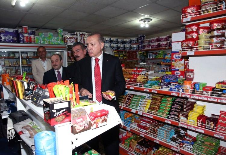 <p>Daha sonra bir markete giren Erdoğan, aldığı çikolataları çocuklara dağıttı.</p>
<p> </p>
<p> </p>