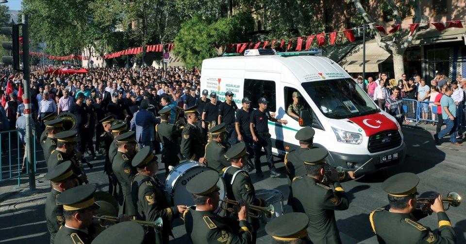 <p>Hakkari'nin Çukurca ilçesinde terör örgütü PKK'ya yönelik operasyonda şehit düşen Uzman Çavuş Haşim Yenigül (27) memleketi Kahramanmaraş'ta Ulu Cami'de düzenlenen cenaze töreninin ardından Şeyh Adil Mezarlığı'ndaki şehitliğe defnedildi.</p>