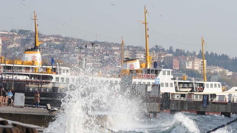 <p>Marmara'da günlerdir uyarısı yapılan şiddetli lodos etkisini göstermeye başladı. Fırtına deniz ve hava ulaşımını aksattı.</p>

<p> </p>
