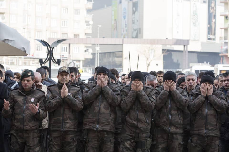 <p>Şehidin annesi Aynur, kardeşi Nasuhi ve 3 ay önce evlendiği eşi Özlem törende gözyaşlarına hakim olamadı.</p>

<p> </p>
