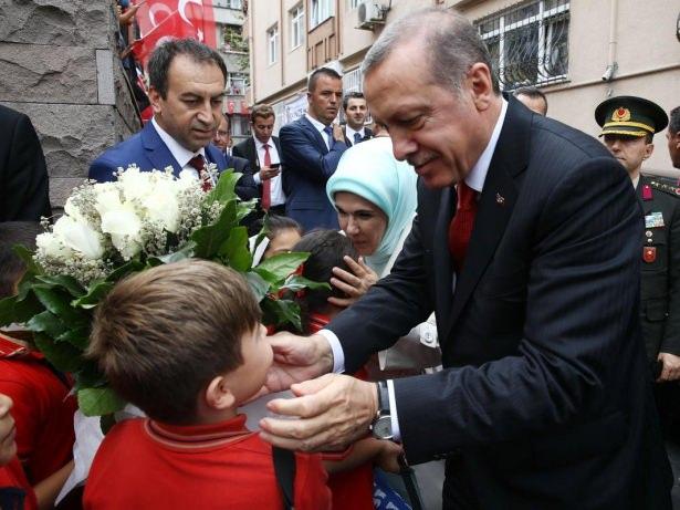 <p>Konuşmasında, birinci sınıfın ilk dönemini Kadı Mehmet İlkokulu'nda, 4,5 yıl da Piyalepaşa İlkokulu'nda okuduğunu dile getiren Erdoğan, okuldan Kaptanpaşa'daki evlerine yaya gidip geldiğini anlattı. </p>

<p> </p>

