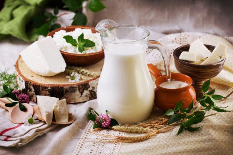 <p><strong>Süt grubu</strong></p>
<p>Süt, yoğurt, ayran, cacık, kefir, probiyotik yoğurt, tuzsuz az yağlı peynirler, keçi peyniri vb.</p>