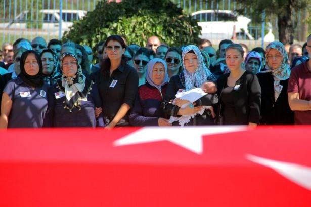<p>Teröristlerden birinin güvenlik güçlerince etkisiz hale getirildiği çatışmada, bir terörist de ağır yaralı ele geçirilmiş, çatışmada ağır yaralanan kadın, kaldırıldığı hastanede tüm müdahaleye rağmen kurtarılamamıştı.</p>