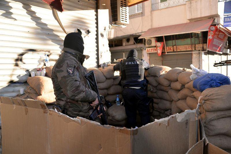 <p>Diyarbakır'ın merkez Sur İlçesi'nde barikatların kaldırılması, hendekleri kapatılması ve PKK'lıların etkisiz hale getirilmesi için 2 Aralık günü alınan, 11 Aralık'ta 17 saat ara verildikten sonra tekrar devam ettirilen sokağa çıkma yasağı 23'ncü gününe girdi. </p>
