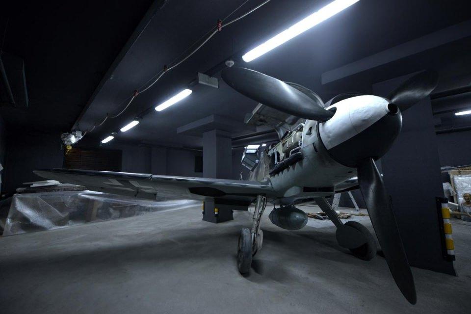 <p>2. Dünya Savaşı'nda Alman hava kuvvetlerinin en önemli avcı uçağı olarak görev yapan Messerschmitt Bf (Me) 109-G6, İstanbul'da Hisart Canlı Tarih ve Diorama Müzesi'nde sergilenecek.  </p>
