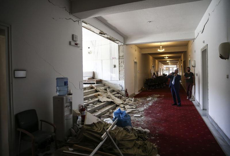 <p>Bomba, bu katta yer alan bütün camların kırılmasına, pencere pervazlarının zarar görmesine ve CHP Grup Yönetimi toplantı salonununu, yandaki odayla ayrılan kartonpiyerlerde zarar oluşturdu.</p>
