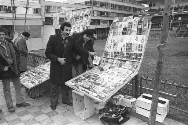 <p>Cep telefonlarının olmadığı 1980'li yıllarda eş dost ve arkadaşların bayramları tebrik kartlarıyla kutlanıyordu.</p>