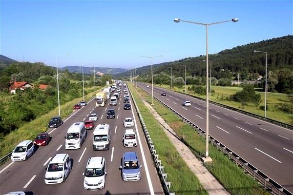 <p> Yoğunluk nedeniyle güzergahta zaman zaman hasarlı ve yaralamalı trafik kazaları meydana geliyor. </p>
<p> </p>