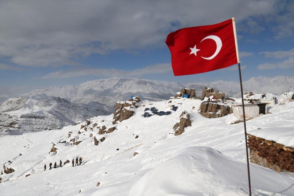 <p>Elazığ'da bulunan anne, baba ve kardeşlerine selam gönderen Almış, Türk milletinin yeni yılını kutladı.</p>

<p> </p>
