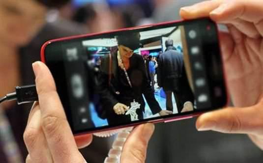 <p><strong>Kamera uygulaması: Wood Camera</strong><br />
<br />
Eğlenceli anlarınızı, özel günlerinizi fotoğraflamak mı istediniz? Onlarca efekt seçeneğiyle bu uygulama tam size göre. Kolâj yapabilir, eğlenceli çerçeveleriyle fotoğraflarınızı hareketlendirebilirsiniz.</p>

<p> </p>
