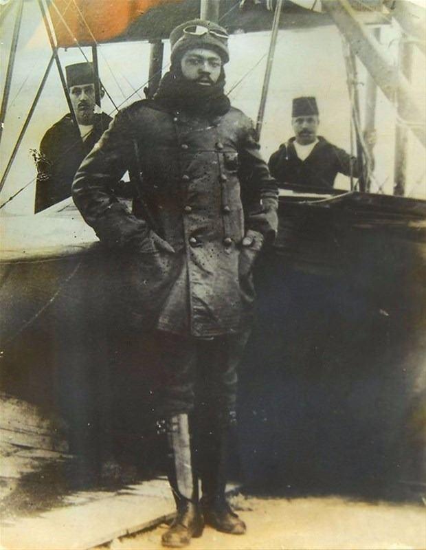 <p><strong>Tarihteki ilk siyahi pilot!</strong></p>

<p>Ahmet Ali Çelikten, I. Dünya Savaşı sırasında Osmanlı savaş pilotuydu. 1883'te İzmir'de Nijeryalı bir aileye doğdu ve hayatının çoğunu İstanbul'da geçirdi.</p>
