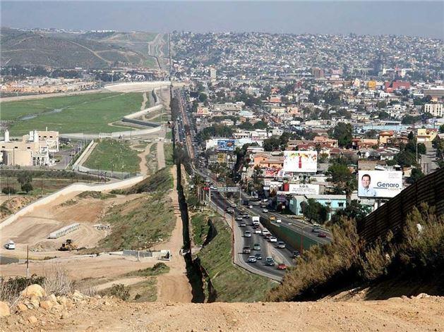 <p>Fotoğrafın sol kısmında ABD San Diego, sol tarafı ise Meksika'nın Tijuana şehrini görüyorsunuz.</p>

<p> </p>
