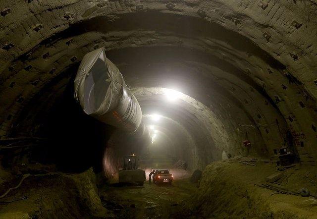 <p>İzmir ile Manisa arasındaki yolculuğu 15 dakikaya indirecek Sabuncubeli Tüneli'nde kazı işleminin yüzde 63'ü tamamlandı.</p>

<p> </p>
