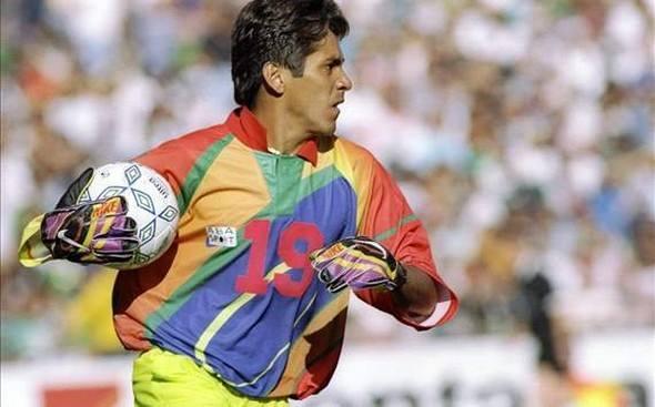 <p>Ve bu da birbirinden ilginç kazaklarıyla efsaneleşen Meksikalı kaleci Jorge Campos</p>