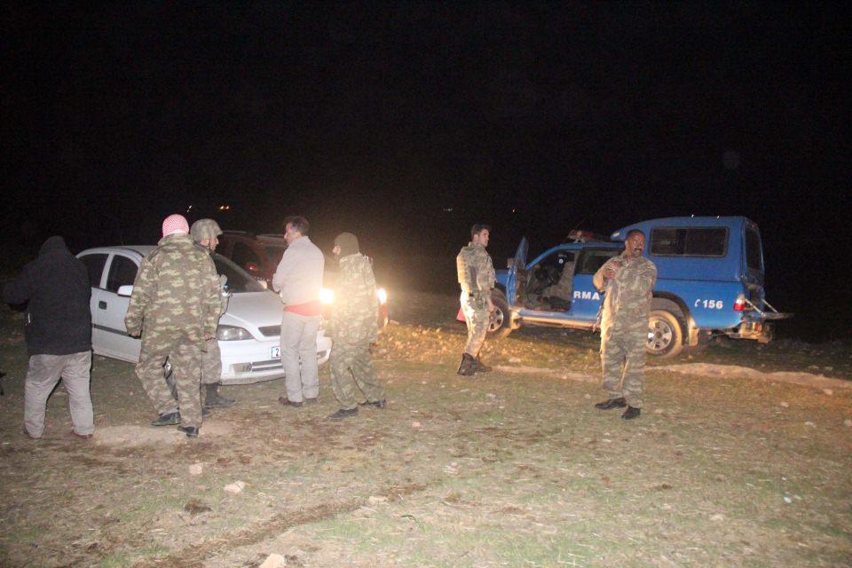 <p>Suriye sınırındaki Harran'ın Karatepe Mahallesi'nde ismi açıklanmayan bir çiftçi, evinin yakınındaki arazisine istiflediği ve üzerini naylonla kapattığı saman balyalarını gece kontrol etti. Kontrol ettiği saman balyalarının altına gizlenmiş çuvalları fark eden ve içinde silah olduğunu gören çiftçi, durumu jandarmaya bildirdi. </p>