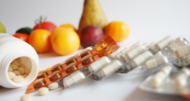 <p><strong>4. İlaç ve vitaminler </strong></p>
<p>Akne bazen bir tedavinin yan etkisi olabilir. Akneye yol açan ilaçların başında ağızdan alınan uzun süreli kortizon tedavileri geliyor. Uzun süreli B vitamini de sivilceye neden oluyor. Bu sebepten akne tedavisine başlarken doktora kullanılan ilaçların söylenmesi gerekiyor.</p>