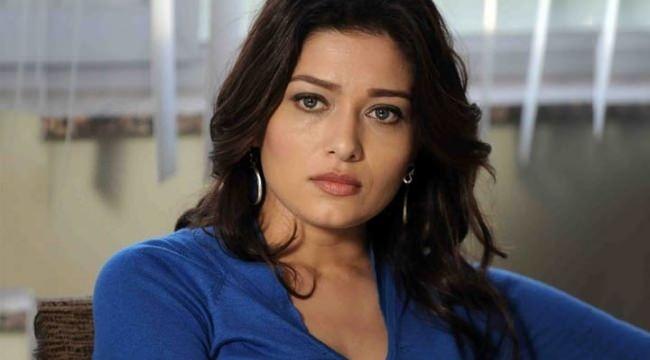 <p><strong>Nurgül Yeşilçay</strong></p>
<p>Kariyerine İkinci Bahar ile başladı.</p>