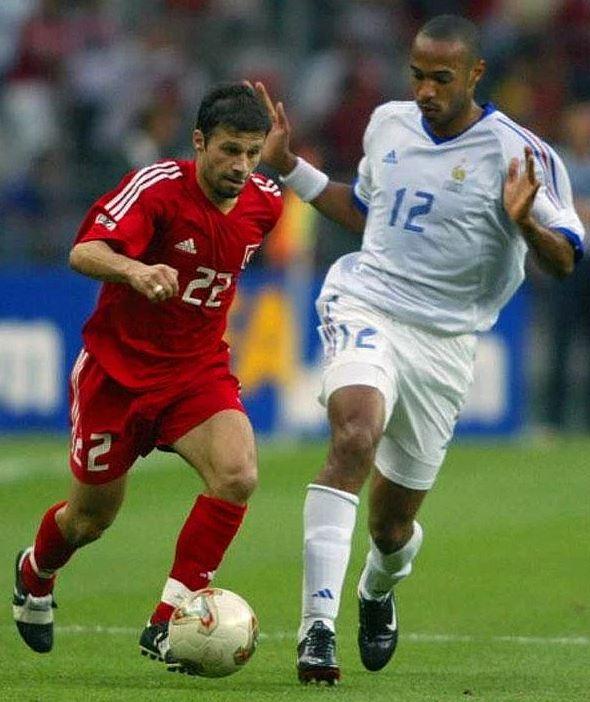 <p>2003 | Gökdeniz Karadeniz & Thierry Henry (Türkiye - Fransa)</p>

