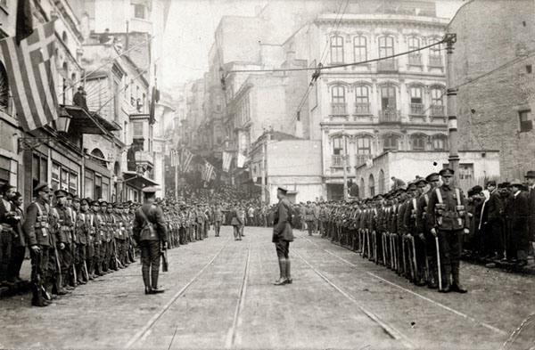 <p>İşgal orduları İngiliz birliklerinden biri General Allenby’i bekliyor, Ocak 1919</p>

<p> </p>
