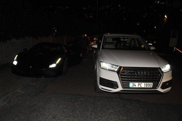 <p>Martins beyaz Audi Q7, Luis Nani ise siyah bir Ferrari kullanmayı tercih etti.</p>
