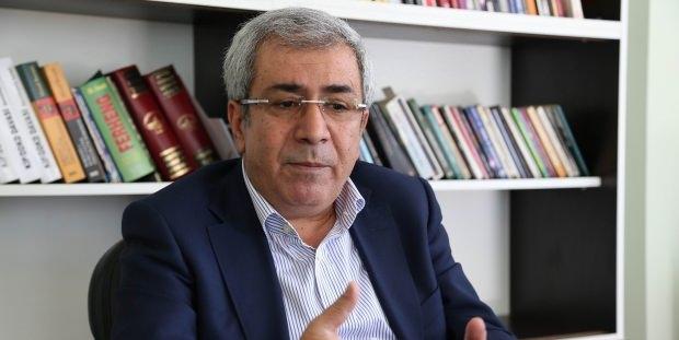 <p>Haklarında gözaltı kararı bulunan HDP Diyarbakır Milletvekili İmam Taşçıer ve</p>
