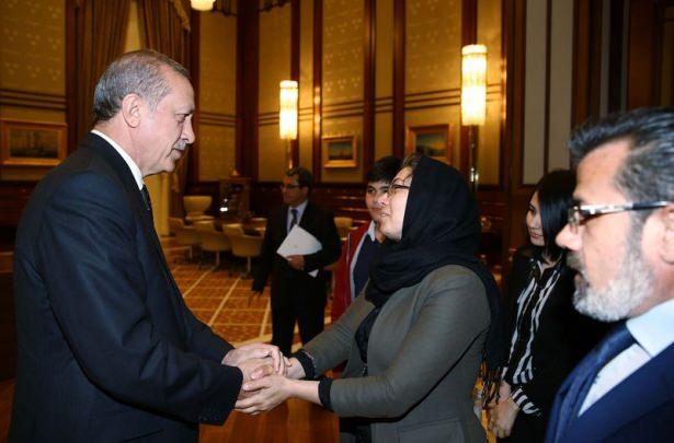 <p>Cumhurbaşkanı Recep Tayyip Erdoğan, Cumhurbaşkanlığı Sarayı'nda, Mersin'in Tarsus ilçesinde öldürülen üniversite öğrencisi Özgecan Aslan'ın Babası Mehmet Aslan, Annesi Songül Aslan, erkek kardeşi Barış Ali ve ablası Beste Aslan'ı kabul etti.</p>
