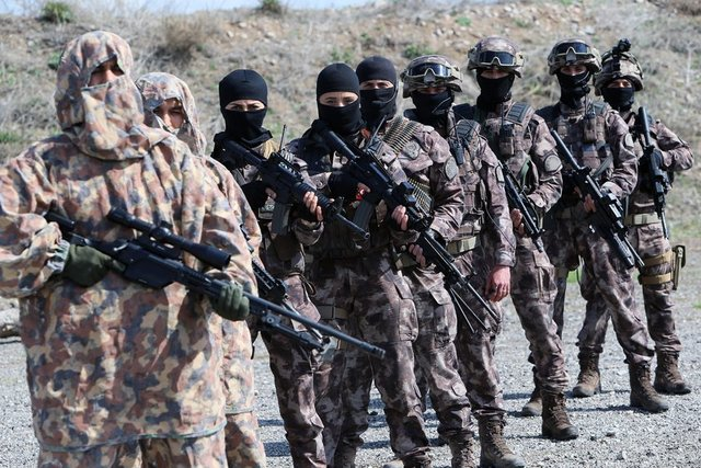 <p><strong>EĞİTİMLER 4 AY SÜRÜYOR</strong></p>
<p>PÖH personeli, yaklaşık 4 ay boyunca uçak, araç, gemi, metro, tren gibi her türlü kapalı alanda rehin alınan kişi veya kişileri kurtarma, yüksek tehdit altında bulunan devlet büyüklerinin güvenliğini sağlama, havalimanlarında operasyon gerektiren olaylara müdahale etme, dağcılık...</p>