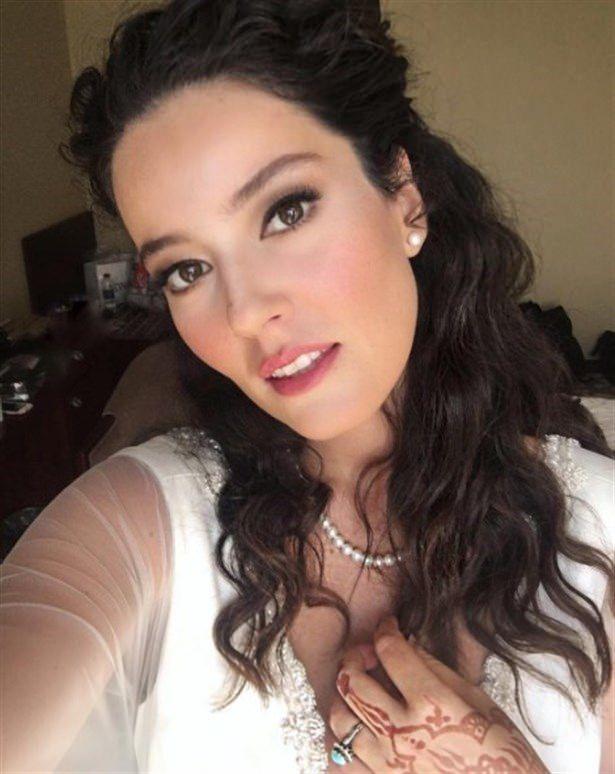 <p><strong>Pelin Akil</strong></p>
<p>Güzel oyuncu, gözlere dikkat çeken bir makyaj tercih etmiş. Gözlerde kahve koyu bir far, dudaklarda pembe tonlarını kullanmış.</p>
<p> </p>
