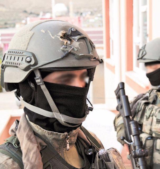 <p>Örgüt mensuplarının karargâh olarak kullandığı NamıkKemal İlköğretim Okulu, JandarmaÖzel Harekât timlerinin denetimine geçti. Okul önünde bayrak nöbeti tutan askerin miğferindeki kurşunizi ise dikkat çekti.</p>
<p> </p>
