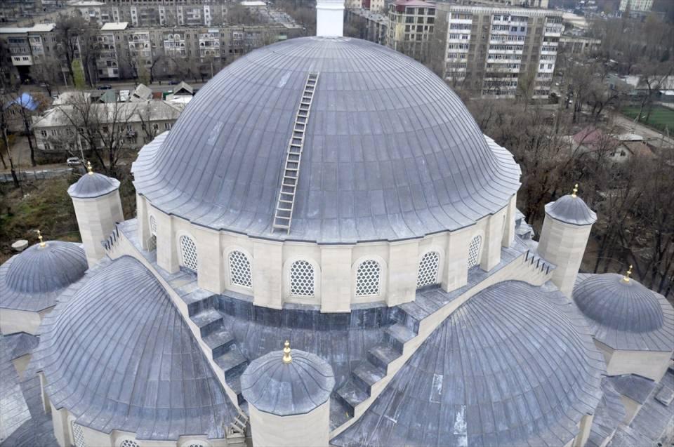 <p>T&uuml;rkiye&rsquo;nin Bişkek B&uuml;y&uuml;kel&ccedil;iliği Din Hizmetleri M&uuml;şavir Vekili H&uuml;seyin Yılmaz, AA muhabirine yaptığı a&ccedil;ıklamada, Kırgızistan'ın başkenti Bişkek'te yaptırılan cami inşaatında sona gelindiğini belirterek, "Bişkek Merkez Camisi&rsquo;ni, 2017 yılında Kurban Bayramı&rsquo;nda hizmete a&ccedil;acağız." dedi.</p>
