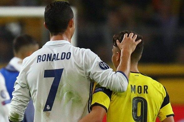<p>Ronaldo'nun Emre'nin başını okşadığı bu fotoğraf sosyal medyada dün gece en çok paylaşılan fotoğraf oldu.</p>
