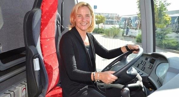 <p><strong>16-Mercedes Benz </strong><br />
Ciro: 9,94 milyar TL <br />
Çalışan sayısı: 6 bin 106</p>
