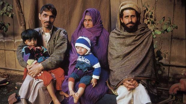 <p>National Geographic'in 1985 yılında yayınlanan sayılarının birinde kapak kızı olan Sharbat Gula, Pakistan'dan sınır dışı edilmesinin ardından Afganistan'a geri döndü. </p>
