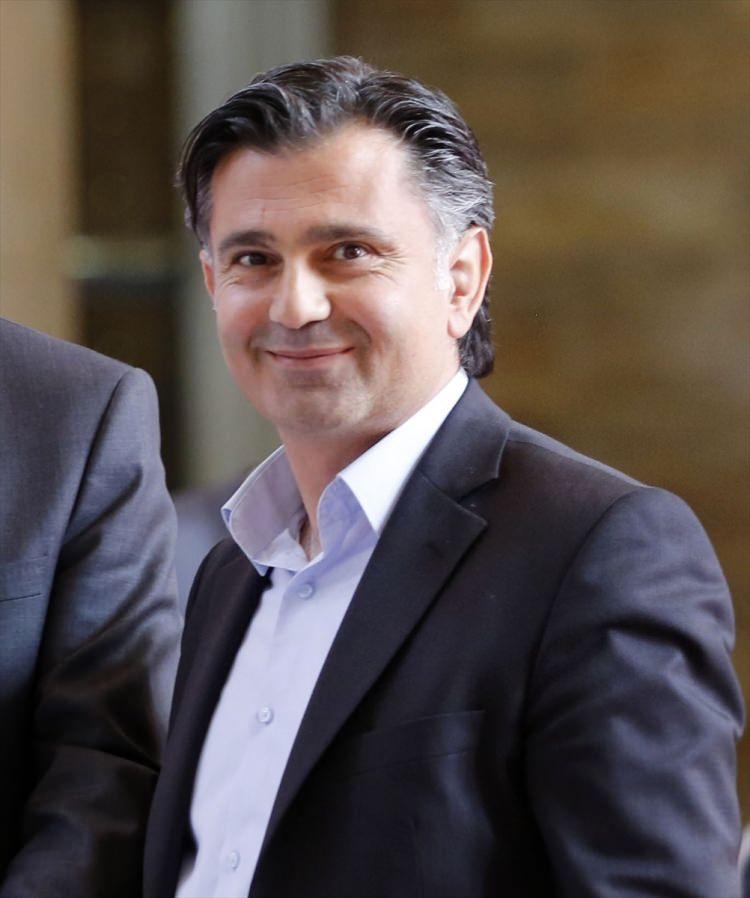 <p><strong>HDP Diyarbakır Milletvekili Ziya Pir:</strong></p>

<p>Terör örgütü propagandası, silahlı terör örgütüne üye olmak, suç işlemeye tahrik etmek.<br />
<br />
<span style="color:#FFD700">HDP milletvekili Ziya Pir, savcılık sorgusunun ardından serbest bırakıldı.</span></p>
