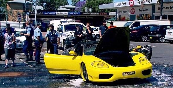<p>Sidney'de bir adam bankaya para çekmeye gittiği sırada park halindeki Ferrari'sinde yangın çıktı. 590 bin TL değerindeki Ferrari kül olurken adamın banka kartı ve laptopu da çalındı.</p>

<p> </p>
