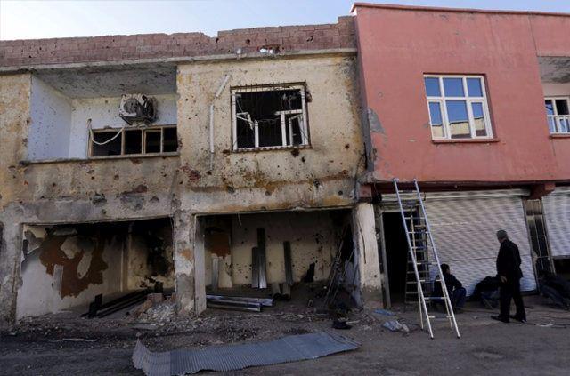 <p>Dolap, beşik, soba, buzdolabı, tencere ve valizlerin içi ile kapıların arkasına tuzakladıkları patlayıcılarla yaşamı hiçe sayan PKK'lı teröristler, saldırılarıyla çocuk-kadın, sivil-memur hedefi gözetmediklerini gözler önüne serdi.</p>
<p> </p>