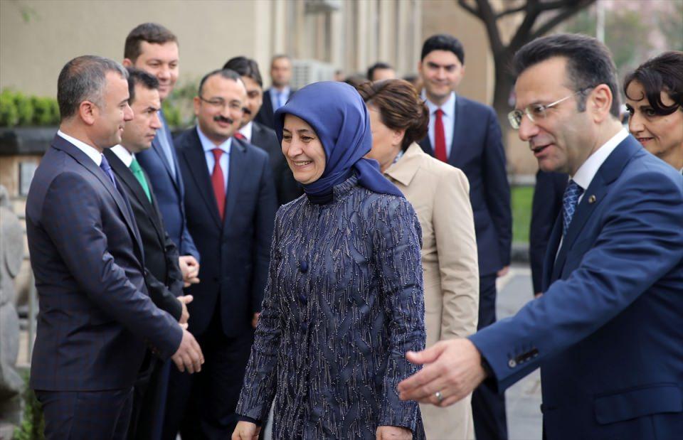 <p>Başbakan Ahmet Davutoğlu'nun yoğun programı dolayısıyla katılamadığı Diyarbakır ziyaretini, eşi Sare Davutoğlu gerçekleştiriyor</p>

<p> </p>
